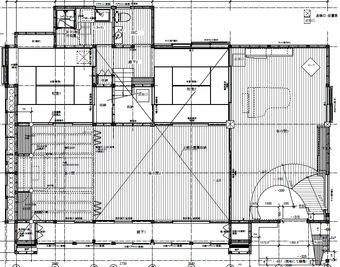 右下が入り口で、正面にグランドピアノ、上部は2階まで吹き抜けになっています。左下の板の間が最も広く、左上などに8畳和室が2部屋。個室の水洗トイレ1室、給湯室兼シャワールーム1室となっています。 - 〈一棟貸庭園有〉築100年古民家の間取り図