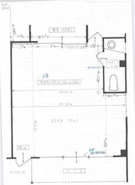 A室の間取り図です。手前が道路側です。
トイレの脇に壁があります。図の緑色加筆部分。軒下のテラスは別途お申込み頂くことで、路面販売として利用できます。 - 【P有り】自然光入る大型テラス窓と白いウッドテラス/ダンスリブラ P有★自然光入る大型窓＆白いウッドテラス/ダンス/スペースリブラの間取り図