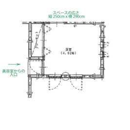 窓は4個所あり、半遮光のロールスクリーンが付いています。
クローゼットのスペースは使えません。 - asianルーム マッサージ・エステ用のレンタルルームの間取り図