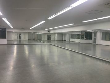 2面鏡張りのスタジオで床にはダンスに適したリノリウム素材を使用しております。 - RTCビル