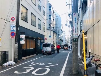 右手に当ビルがございます - 新宿T-spaceⅡ最大３８名 【新宿三丁目】レンタルスペースのその他の写真