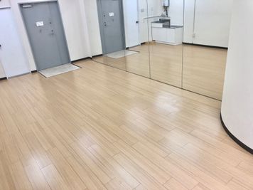 福岡レンタルスタジオカベリ天神店 ダンスができるレンタルスタジオの室内の写真