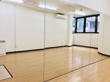 福岡レンタルスタジオカベリ天神店 ダンスができるレンタルスタジオの室内の写真