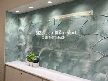 BIZcomfort神戸元町 8名用会議室の入口の写真