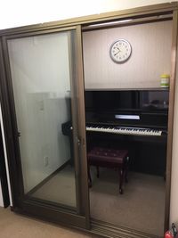 横浜ジャム音楽学院 アップライトピアノ練習室の室内の写真