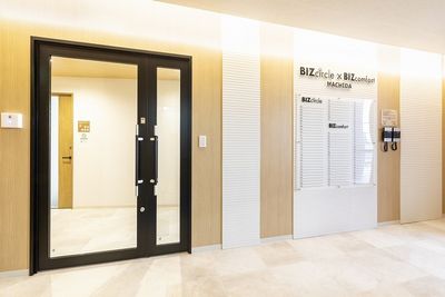 BIZcomfort町田 会議室（8名用）の入口の写真