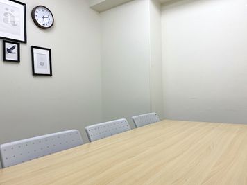 共栄実業(株)　三栄ビル うめきた会議室713（6名着席）の室内の写真