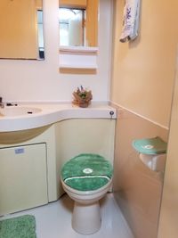 きれいな白いトイレです - ご縁カフェ金山レンタルルーム ～金山徒歩2分～☆2部屋ゆったりソファー＆キッチン付の設備の写真