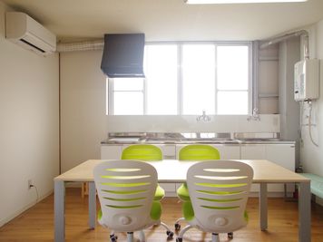 開放的な共用スペースのキッチンは新品！！ - ONVO STUDIO INA レンタルスタジオの設備の写真