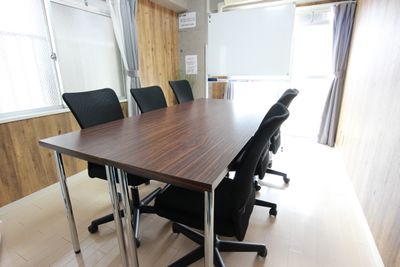 エニタイムスペース新大阪 格安貸し会議室、多目的スペースの室内の写真