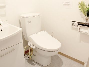 トイレは温水洗浄便座で清潔感もあります。 - 高田馬場スペース アンダルシア会議室の室内の写真