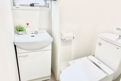 清潔でメンテナンスの良いトイレは室内に２箇所あります。 - ソレイユ新宿 貸し会議室 の室内の写真