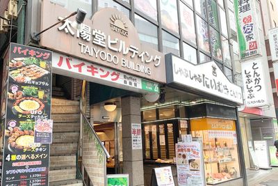 総武線大久保駅北口徒歩１分、山手線新大久保駅から徒歩３分、このビルの７Fです。
 - ソレイユ新宿 貸し会議室 の外観の写真