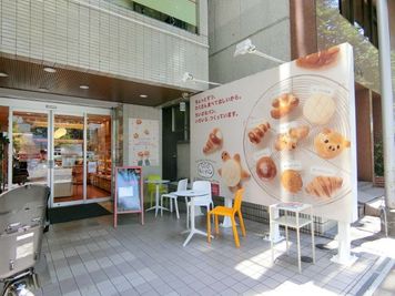 「ちいさなパン屋さん」の隣のビル8階です。 - バズスタ新宿 必要なのは、『マイカメラ』だけ！の外観の写真