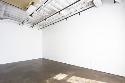 真っ白な壁面とコンクリート床面のヘルシーなスペース - U space / studio U studio-自然光◎なスペース-の室内の写真