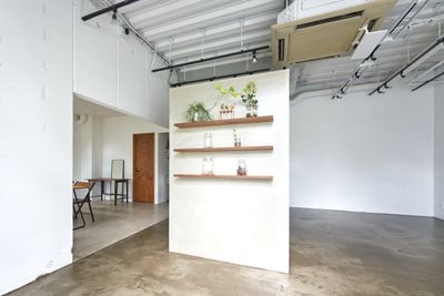 商品などは棚を使って様々なバリエーションで展示が可能です。 - U space / studio U studio-自然光◎なスペース-の室内の写真