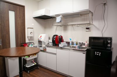 ●１階 キッチン
空間の中央に円形カウンターテーブル。
食事や立ち仕事もできる空 - 東京・王子「アイビーカフェ王子」 ２階ナチュラルカフェ／約５畳の設備の写真