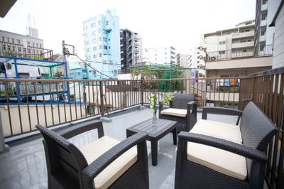 ●屋上 オープンカフェ
最大４名まで利用できるソファー＆テーブルセット。
天気の - 東京・王子「アイビーカフェ王子」 ２階と屋上のセットプランの室内の写真