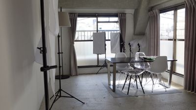 透明椅子が個性を引き立てます。 - THINK SPACE 東京 モノトーン撮影Aスタジオの室内の写真