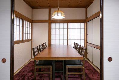 ２階個室／4.5畳・～6名 - 東京・大島「アイビーカフェ大島」 １階テーブル席／約4.5畳の室内の写真