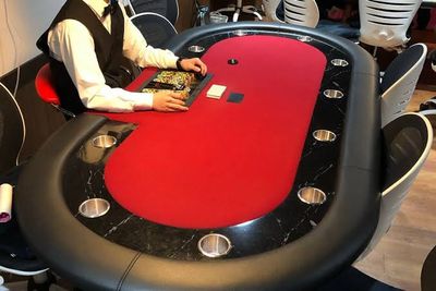 公式ポーカーテーブルあり。皆で楽しくカードゲームができます。 - IDEALBAR 新宿店の室内の写真