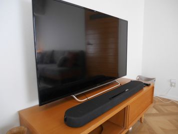 50インチテレビ
サウンドバー - SHINメゾネット レンタルスペース - SHINメゾネットの設備の写真