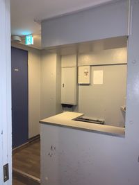 6階のロビーです。右手に空調、換気扇、室内電灯スイッチが左手には、トイレございます - MIBビル　602号室 レンタルスタジオ602号室の入口の写真