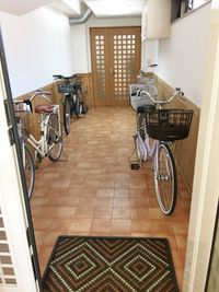 自転車は、屋内駐輪場に停めてください。（必須） - レンタルサロン（ルームC）の入口の写真