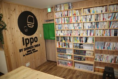 シェアオフィスippo 会議室の室内の写真