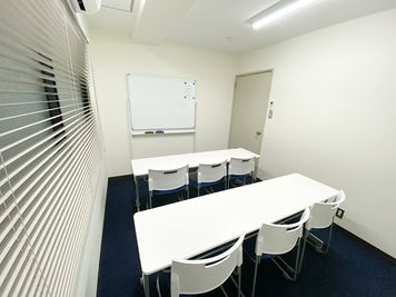 共栄実業(株)　エイトビル うめきた会議室235号室（6名）の室内の写真