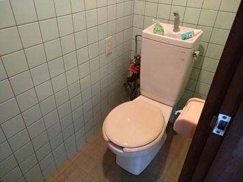 トイレはRebornサロンスペースと共有 - Reborn つどい場の設備の写真