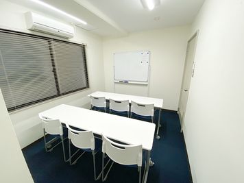 スクール形式 - 共栄実業(株)　エイトビル うめきた会議室235号室（6名）の室内の写真