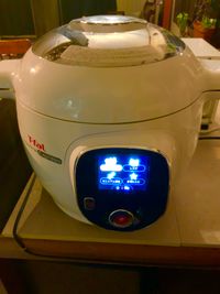 T-falの電気圧力釜Cook4meです。ご飯も5分で炊けるので「あ、炊いてない！」というアクシデント時にもすぐ対応できます笑。そのほかブレンダーもございます。 - The Honeycutts 作業部屋・オフィスの設備の写真