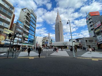 【オンラインセミナー会場】代々木駅から徒歩30秒！新宿、渋谷からのアクセスも抜群の清潔感溢れる低価格セミナー会場・会議室 - ONE DAY OFFICE TOKYO リモート オンライン貸し会議室の外観の写真