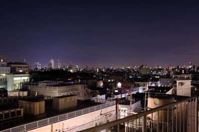 ５F屋上の夜景です。スカイツリーと東京タワーが眺めます。 - 屋上スタジオレンタル【えこてん】 屋上撮影スタジオ、ロケ地の室内の写真