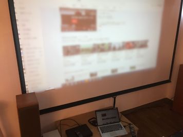 HDMIケーブルでPCなどからも接続できます🌈 - レンタルームふじみ野 音楽♪🆗 映画会、誕生日会等✨の室内の写真