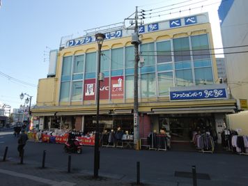 江古田駅南口、目の前にある黄色いビルの４Fです。１F〜３Fは、ファッションパークべべさんが入っています。階段で４Fまでお願いします。 - 屋上スタジオレンタル【えこてん】 屋上撮影スタジオ、ロケ地の外観の写真