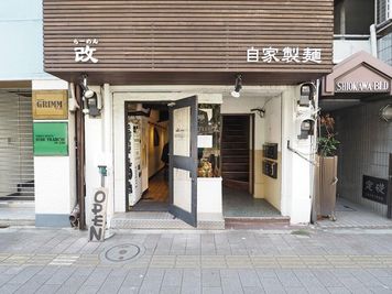 左が行列のできるラーメン屋さん、右がビル入り口です。 - キブンシツ蔵前 レンタルスタジオ蔵前の入口の写真