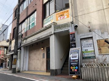 ビルの入り口には看板を設置しております。 - お仕事カフェ ココリッツ 無音空間　話し声禁止の外観の写真