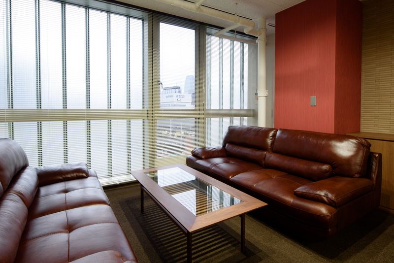高級感のあるソファーとテーブル。 - ビステーション新橋 応接室~レセプションルーム~の室内の写真