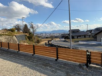 駐車スペースからの景観。五日市の街並みと瀬戸内海が一望できます! - キッチン付き古民家リノベハウス！ キッチン付古民家リノベハウス！の外観の写真