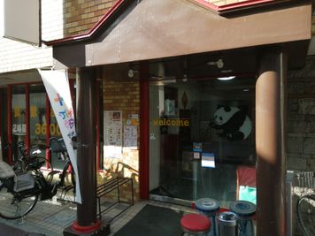 店舗正面入り口
中国料理　朱鷺（とき）
パンダのシールがお出迎え。
 - 朱鷺　宴会場　貸しスペース 宴会場＋個室2部屋の外観の写真