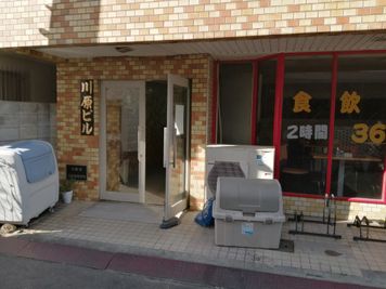 住人用の入口
こちらからは入店できません。ポストがあり時間帯により鍵の受け渡しが可能です。 - 朱鷺　宴会場　貸しスペース 宴会場＋個室2部屋の外観の写真