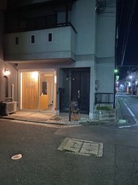 夜の外観 - シェアサロン　らくさす レンタルサロンの外観の写真