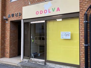 ちょうど信号のところにあるから、気づきやすい。 - ODOLVA市川レンタルスタジオ ダンススタジオの入口の写真