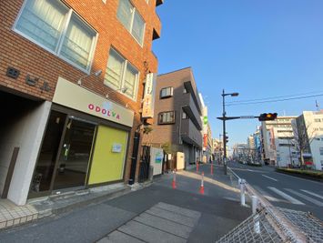 千葉街道沿い市川駅方面を見る - ODOLVA市川レンタルスタジオ ダンススタジオの外観の写真