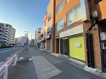 千葉街道沿い江戸川（市川橋）方面を見る - ODOLVA市川レンタルスタジオ ダンススタジオの外観の写真