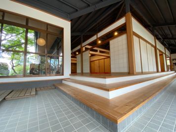 雷神館　入り口 - 京都会議室 心華寺 雷神館の入口の写真