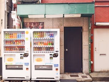 正面写真 - KARAOKE DUMMY 元町駅1分！パーティースペースの入口の写真