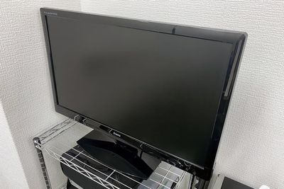 外部モニターとして27インチモニターを用意しています。こちらも無料です。HDMI,RGBケーブルあります。 - 三宮ベンチャービル 貸し会議室の設備の写真